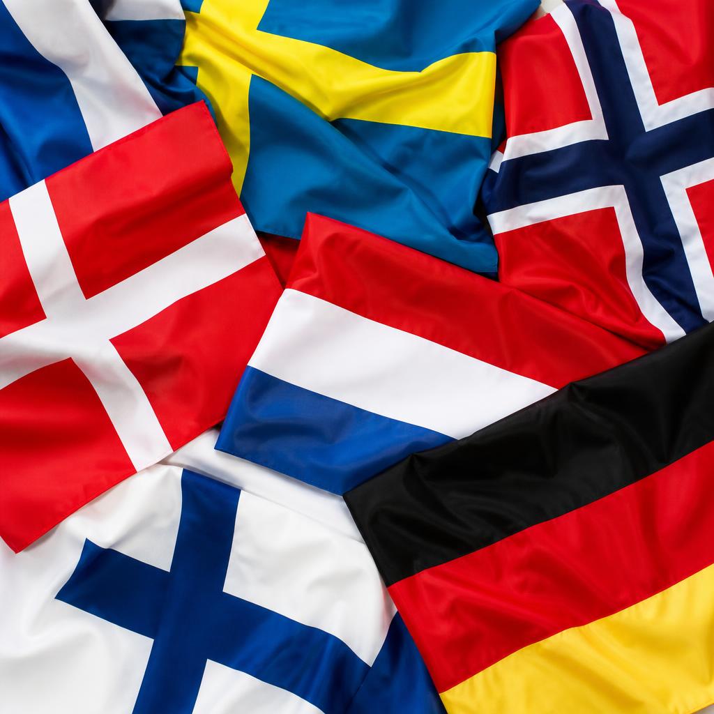 Vlaggen van deelnemende landen aan het internationale toernooi in Denemarken