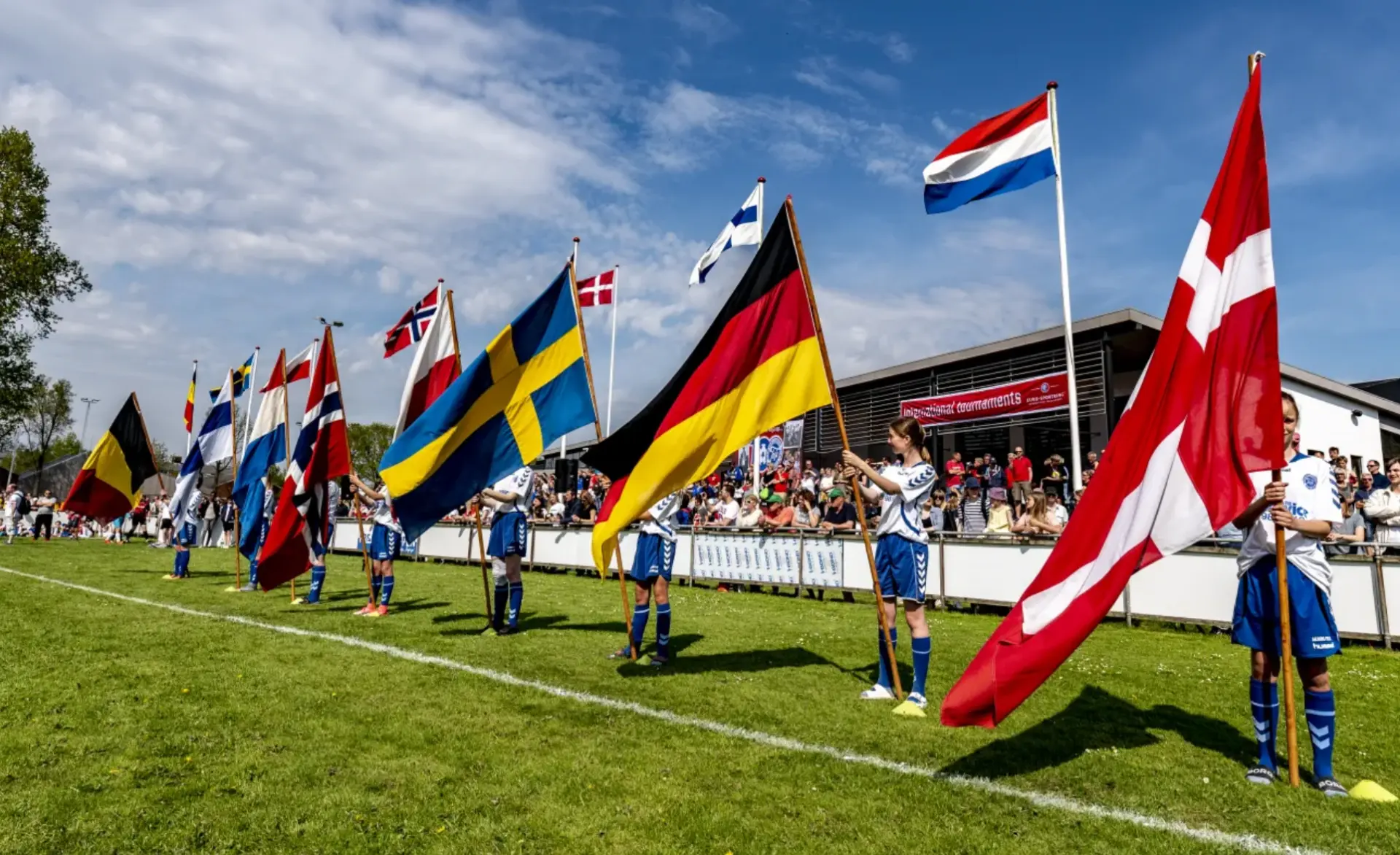 Vlaggen langs het thuisveld tijdens een toernooidag